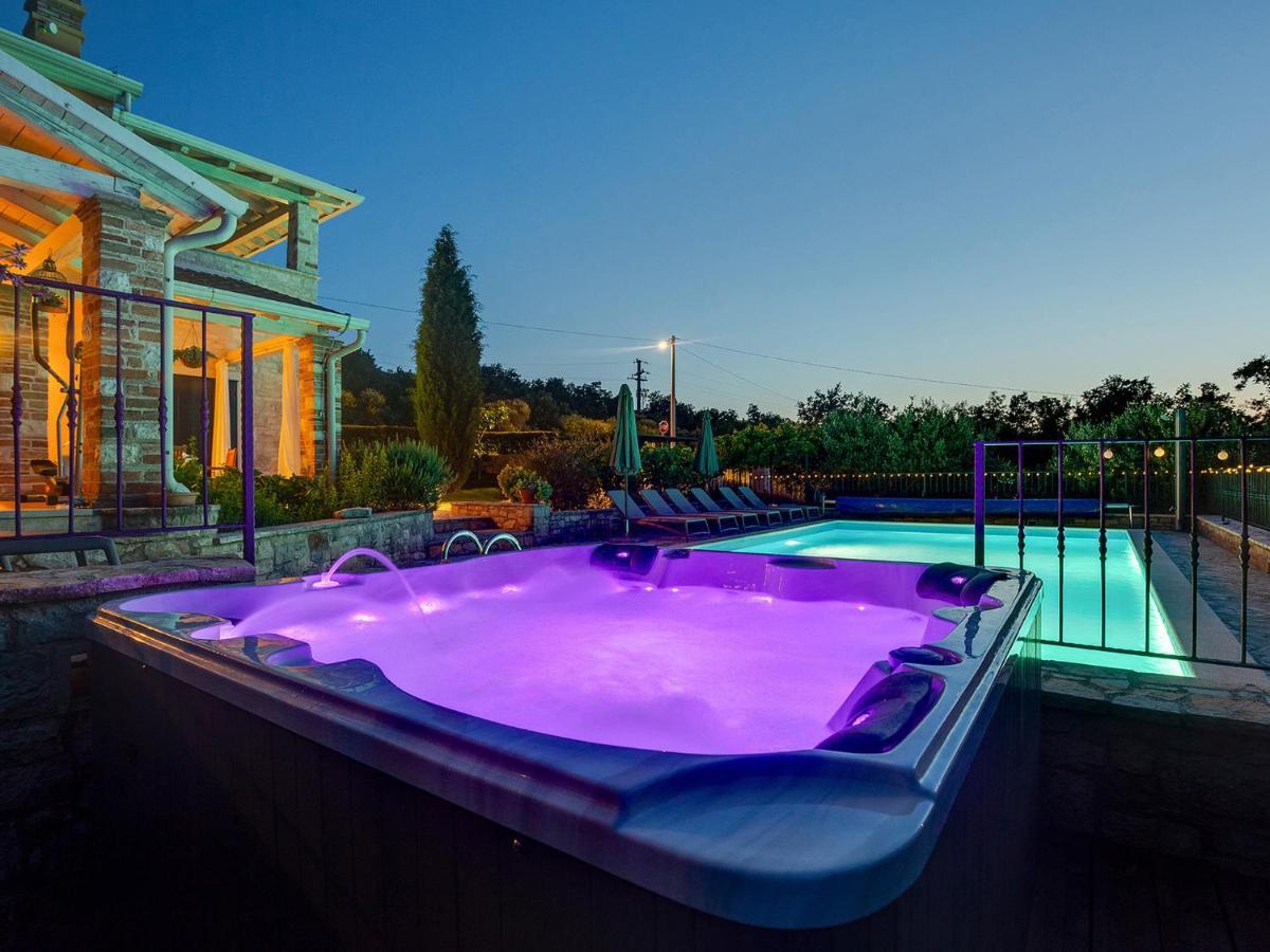 Villa Salvea With Heated Pool Montižana Zewnętrze zdjęcie