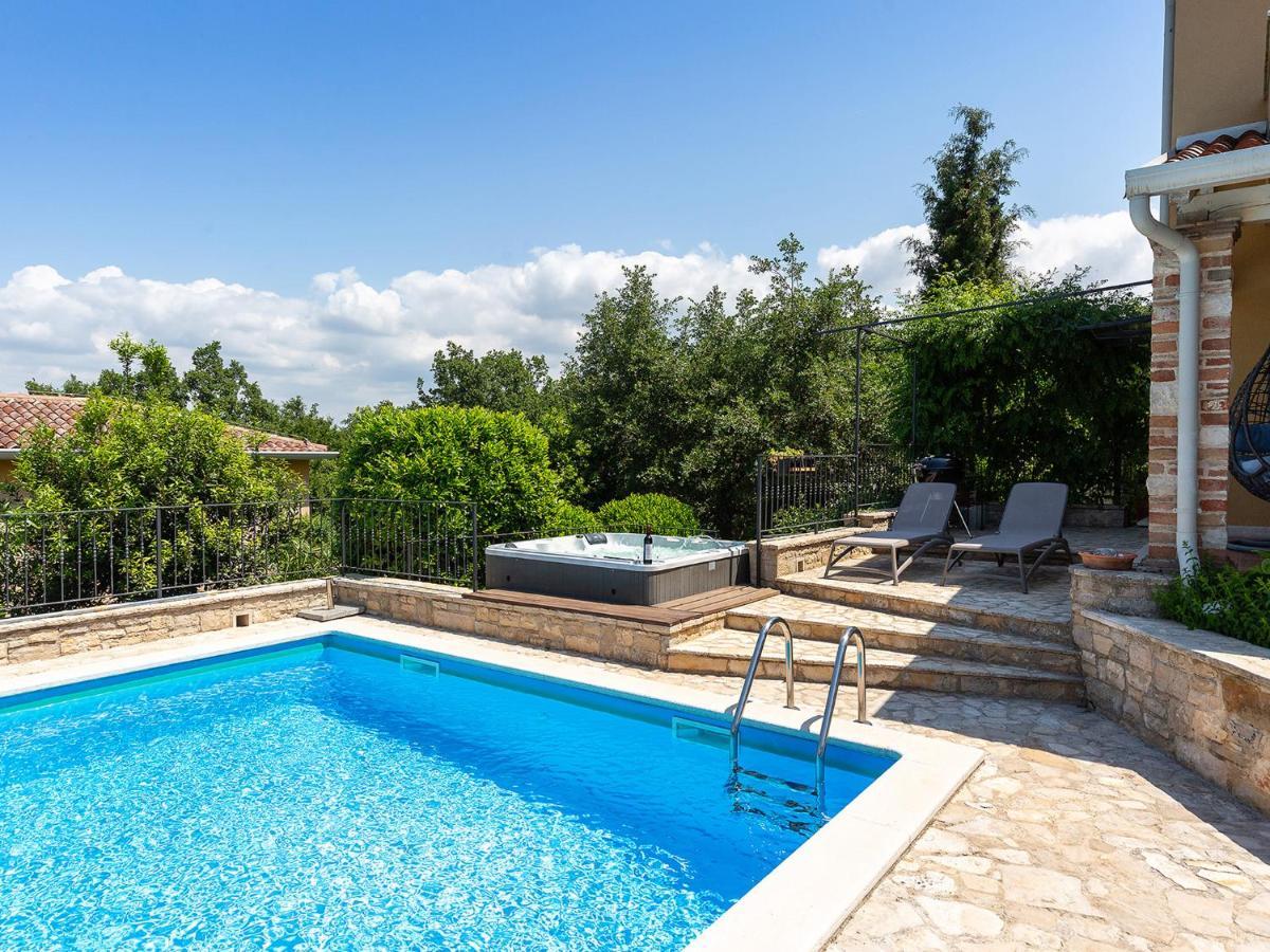 Villa Salvea With Heated Pool Montižana Zewnętrze zdjęcie