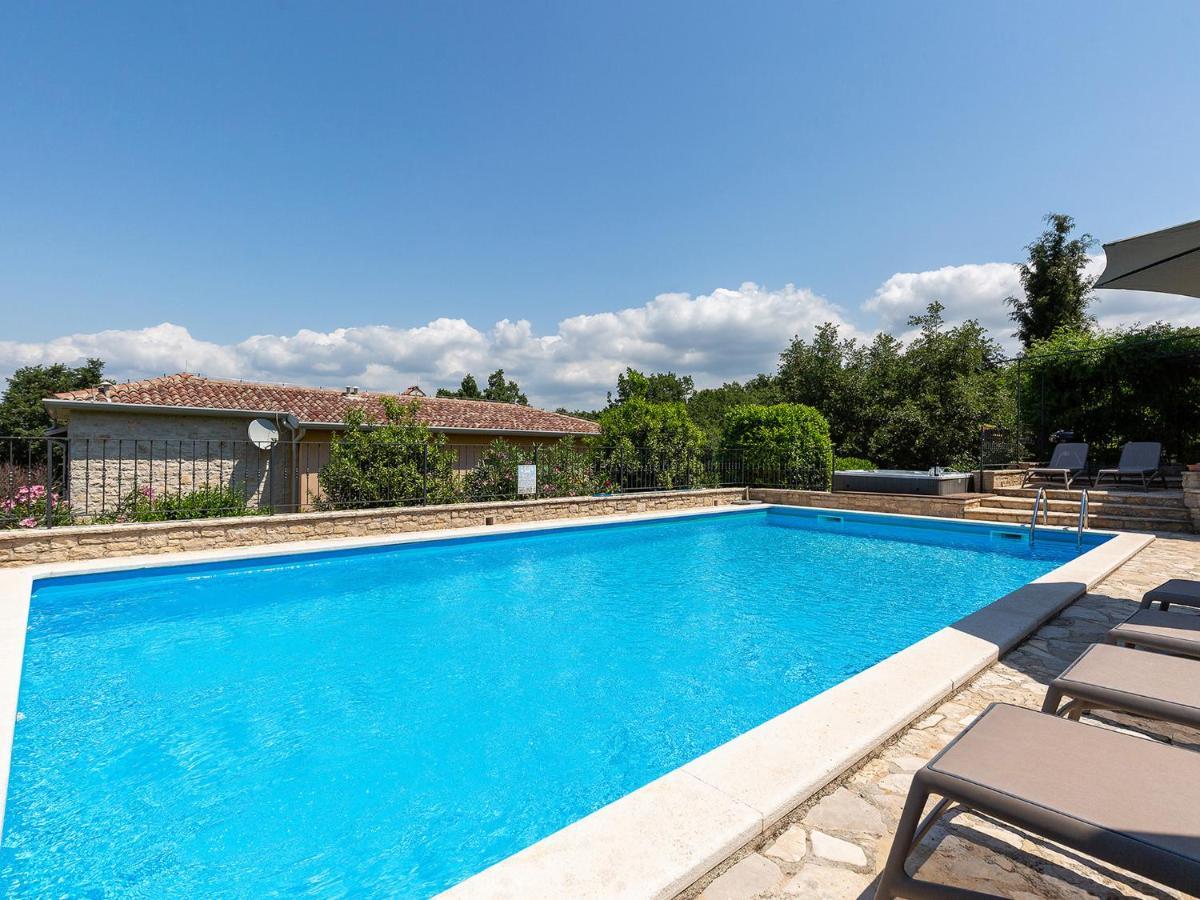 Villa Salvea With Heated Pool Montižana Zewnętrze zdjęcie